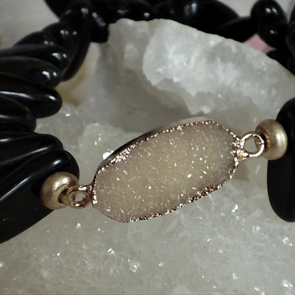 Plunder Black Smooth Tumbled Stone Cream Druzy Gold Tone Stretch Bracelet EUC